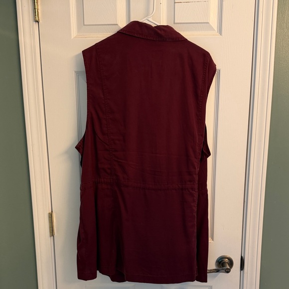 Button-Front Sleeveless Utility Tunic Vest in Deep Wine - Picture 2 of 4